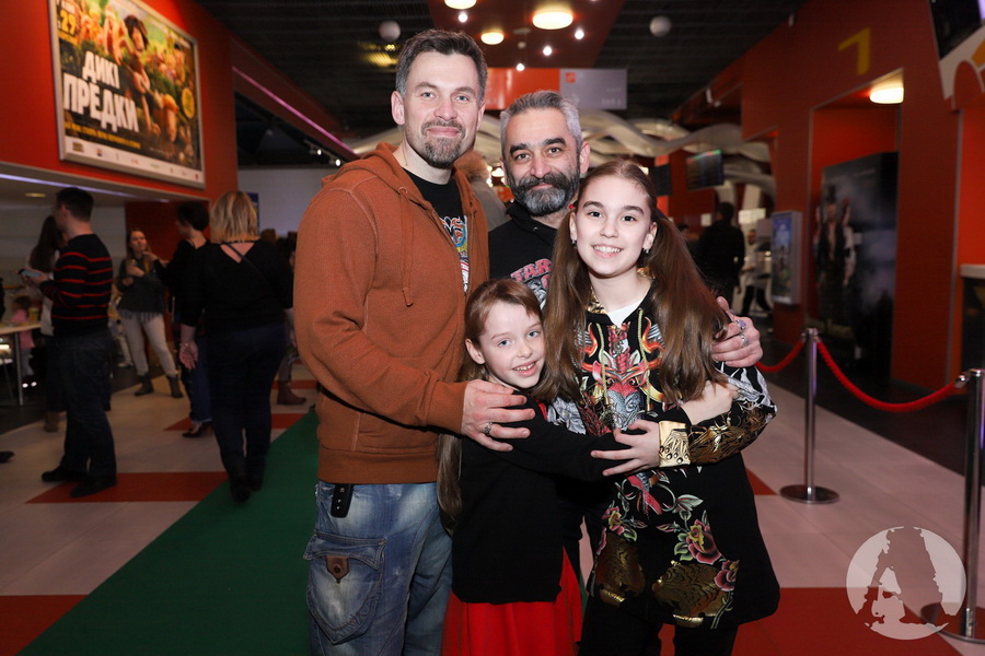 Геннадий Попенко с семьей и Ашот Арушанов на премьере анимационного фильма "ДИКІ ПРЕДКИ"