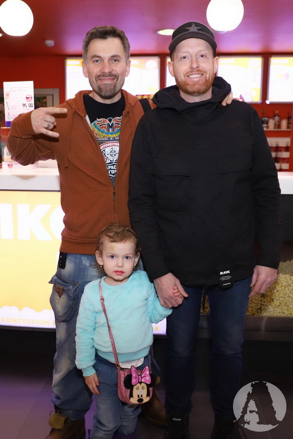 Генадий Попенко И Валерий Сараула с сыном на премьере мультфильма - ДИКІ ПРЕДКИ